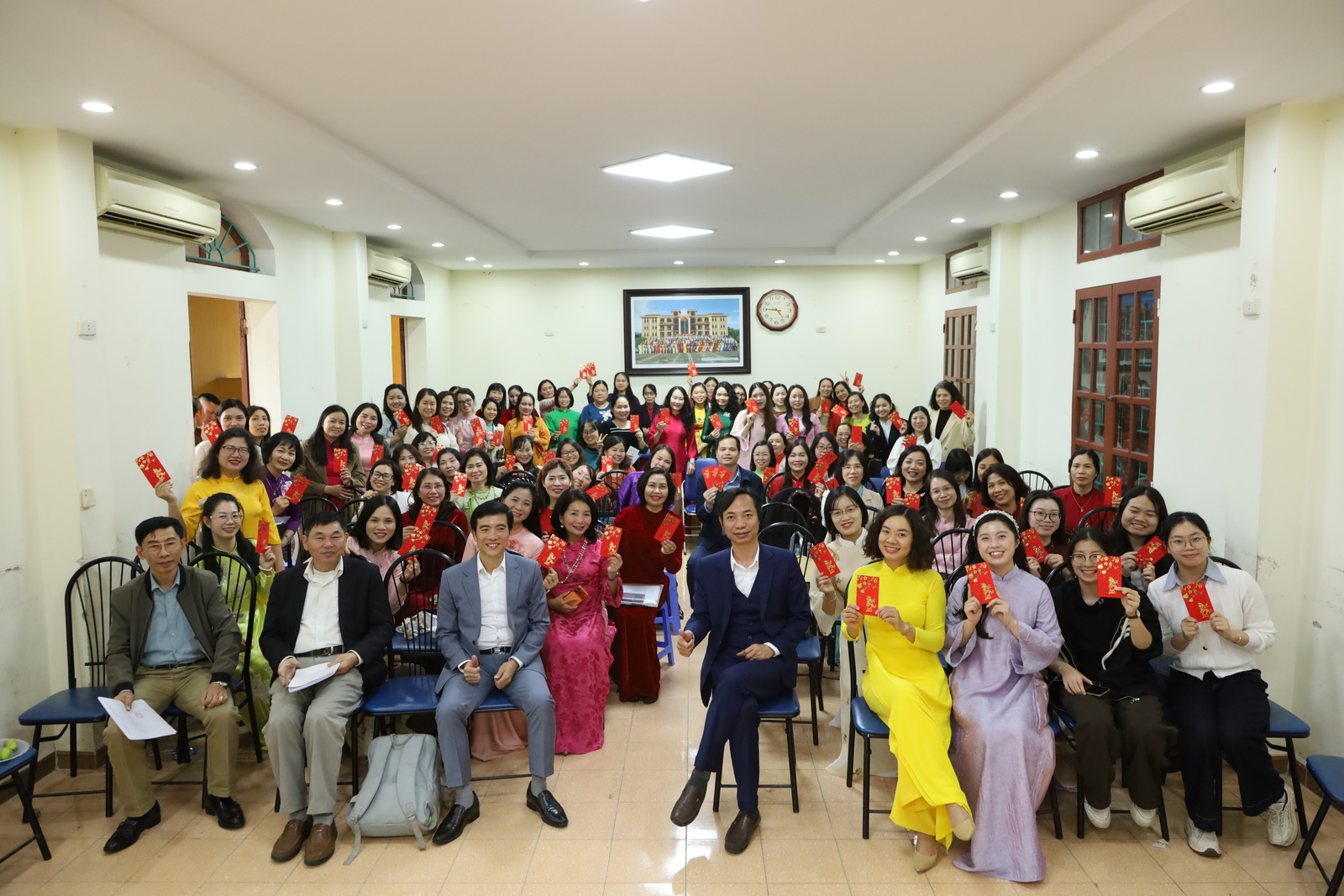 Hương sắc tháng Ba - Phụ nữ Chuyên Nguyễn Trãi tỏa sáng